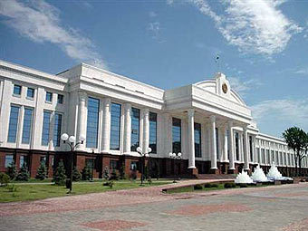 Сенат Узбекистана внес изменения в отдельные статьи Конституции