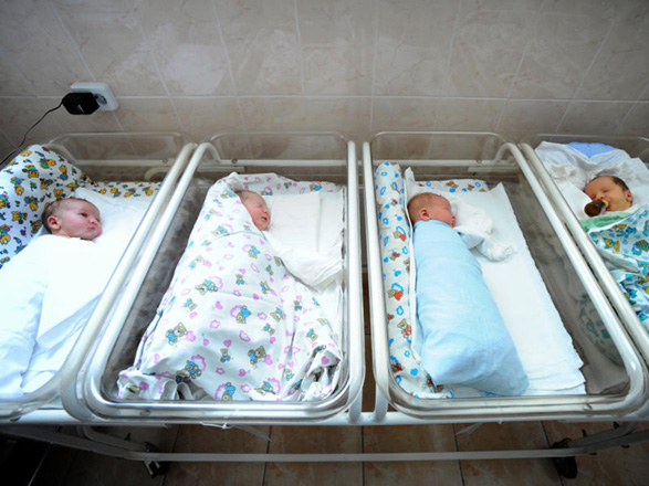 С начала года в Азербайджане родилось около 900 близнецов