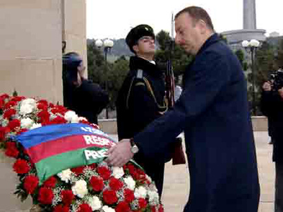 عکس: رئیس جمهوری آذربایجان در برابر خاطره شهدای 20 ژانویه ادای احترام کرد (تکمیلی) / سیاست