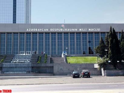 عکس: نمایندگان پارلمان آذربایجان تدوین لایحه نمایندگان ارمنی درباره "قتل عام" ارامنه در باکو را غیرجدی تلقی میکنند / سیاست