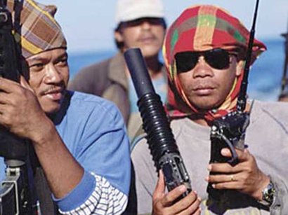 عکس: دزدان دریایی سومالی کشتی سوری با 25 ملوان را تصرف کردند / کشورهای عربی