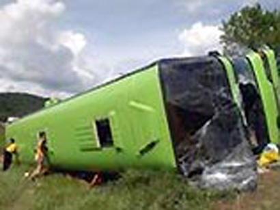 عکس: حادثه تصادف اتوبوس ایرانی در ترکیه 22 زخمی بر جای گذاشت / حوادث