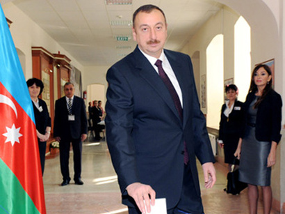 عکس: رئیس جمهور آذربایجان در رایگیری انتخابات پارلمانی آذربایجان شرکت کرد / سیاست