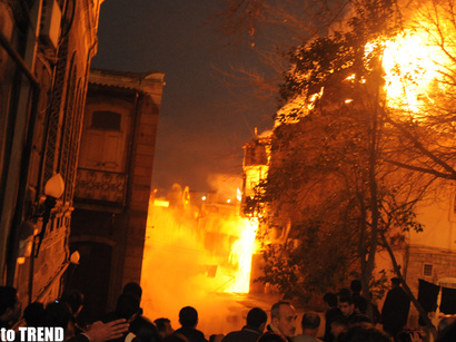 عکس: وقوع آتش سوزی شدید در یک ساختمان مسکونی در باکو / حوادث