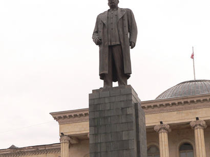 عکس: مجسمه "استالین" از میدان مرکزی شهر گوری گرجستان برداشته شد / سیاست