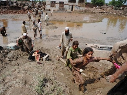 عکس: کمک یک میلیون دلاری افغانستان و سیل زدگان پاکستان / افغانستان