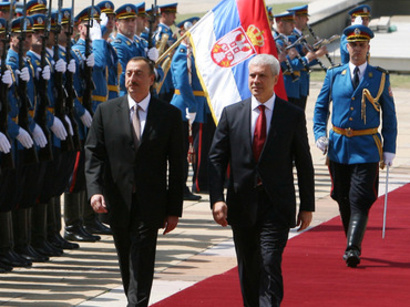 عکس: مراسم استقبال رسمی از رئیس جمهور آذربایجان در صربستان برگزار شد (تصویری) / سیاست
