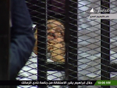 عکس: حسنی مبارک برای محاکمه در دادگاه  حاضر شد / کشورهای عربی