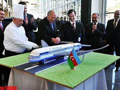 عکس: گزارش تصویری از پرواژ تبلیغاتی هواپیمای جدید «بوئینگ»  در آذربایجان / تصویری