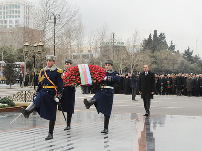 عکس: رئیس جمهوری آذربایجان بنای یادبود قربانیان فاجعه خوجالی را زیارت کرد / سیاست
