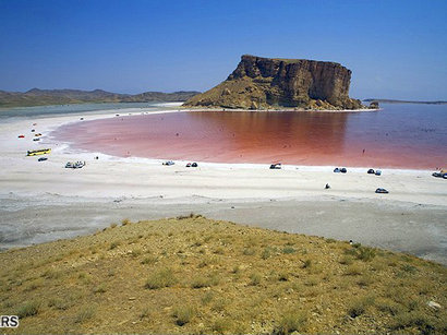 عکس:  وزیر نیرو خبر داد: نیمی از دریاچه ارومیه خشک و کاملا نمکی شده است
 / ایران
