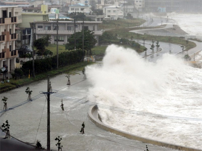 В Японии из-за тайфуна отменили 53 рейса и отключили электроэнергию