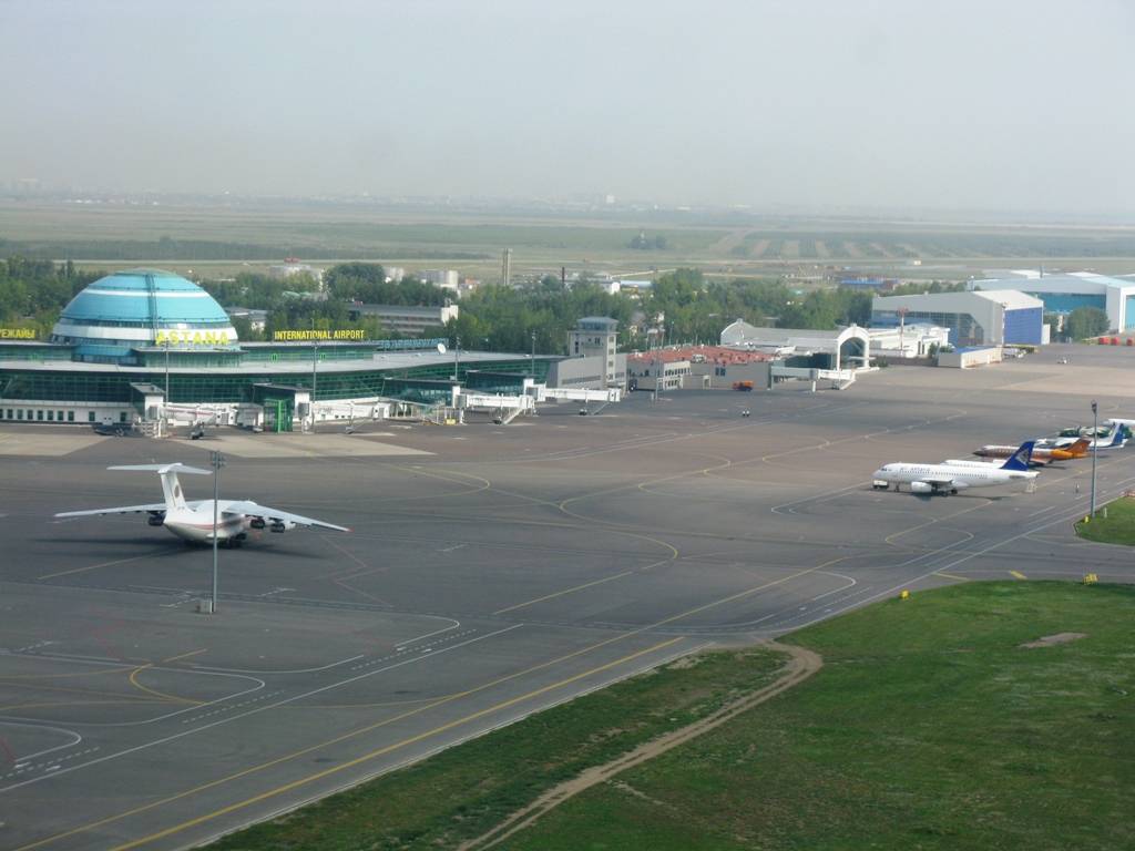 Самолет петропавловск казахстан. Аэропорт Казахстана. Аэропорт Уральск#. Qazaqstan аэропорт. Граница Россия Казахстан аэропорт.