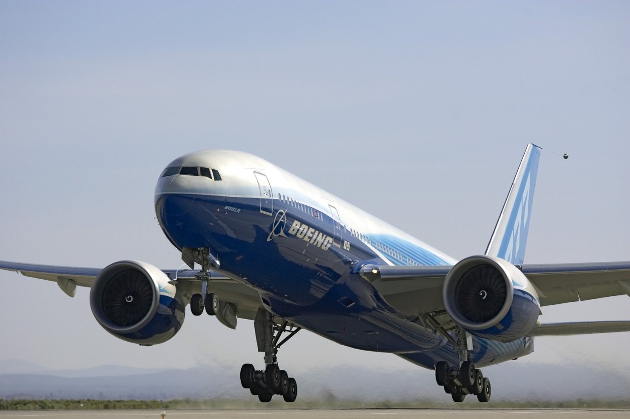 Boeing-777 вернулся в аэропорт Нью-Йорка из-за потери детали при взлетe