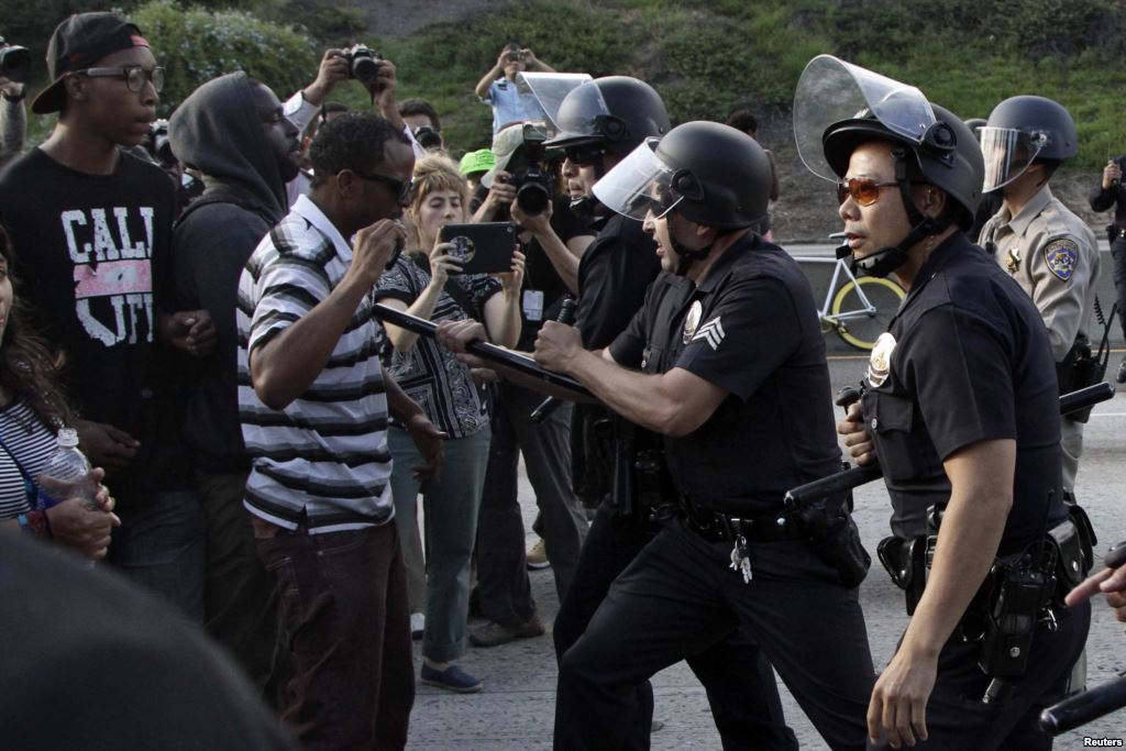 В США на демонстрации Ку-клукс-клана задержали более 20 человек
