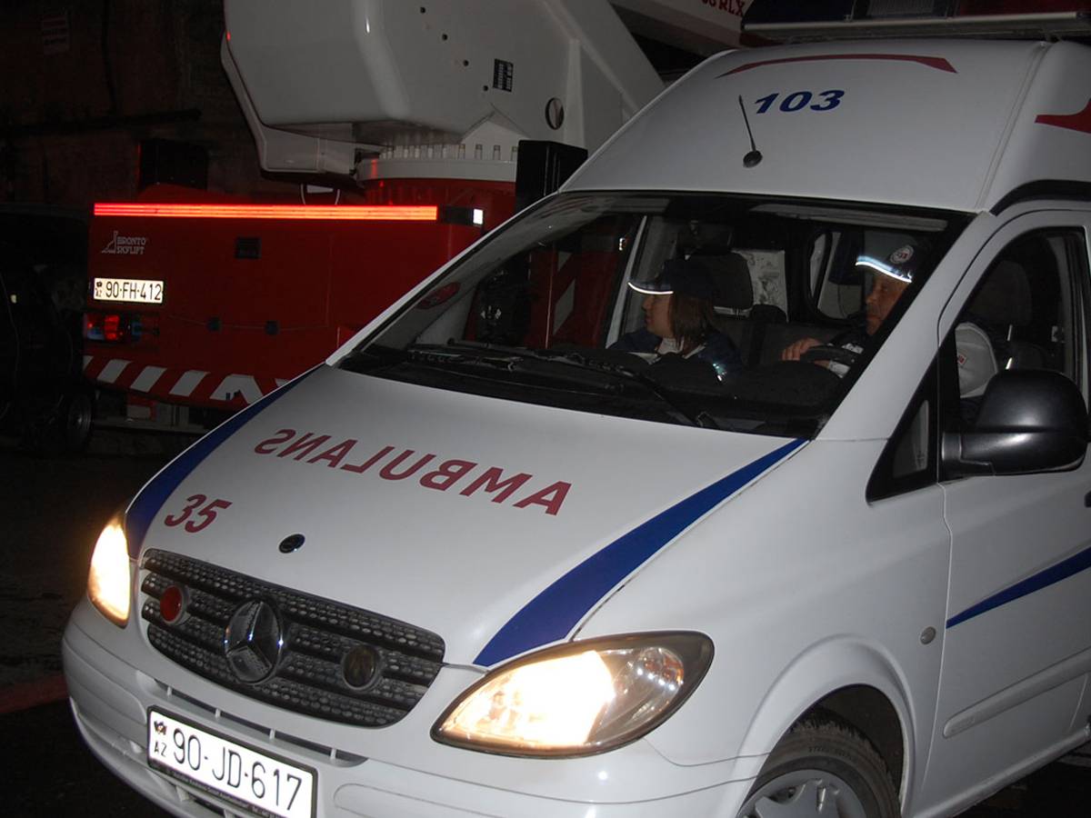 Семь сотрудников МЧС пострадали в ходе тушения пожара в ТЦ 