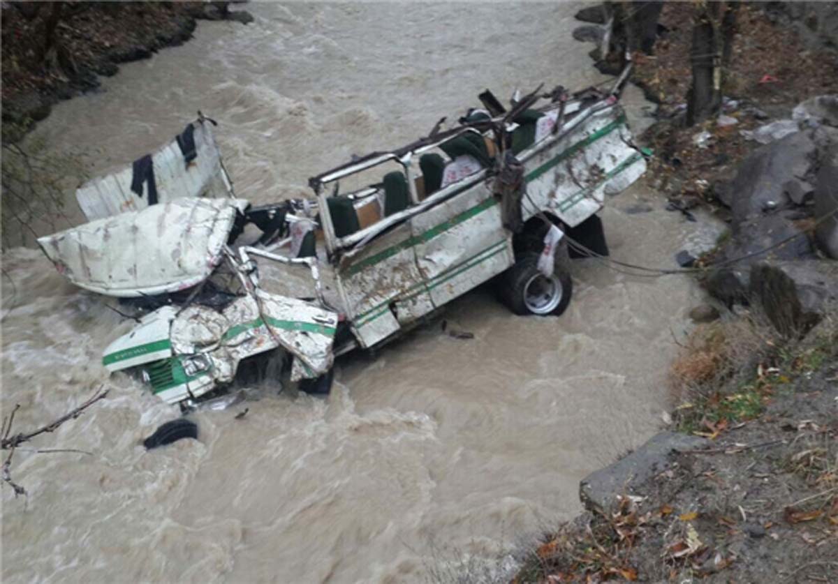 В Индии автобус с пассажирами упал с моста в реку