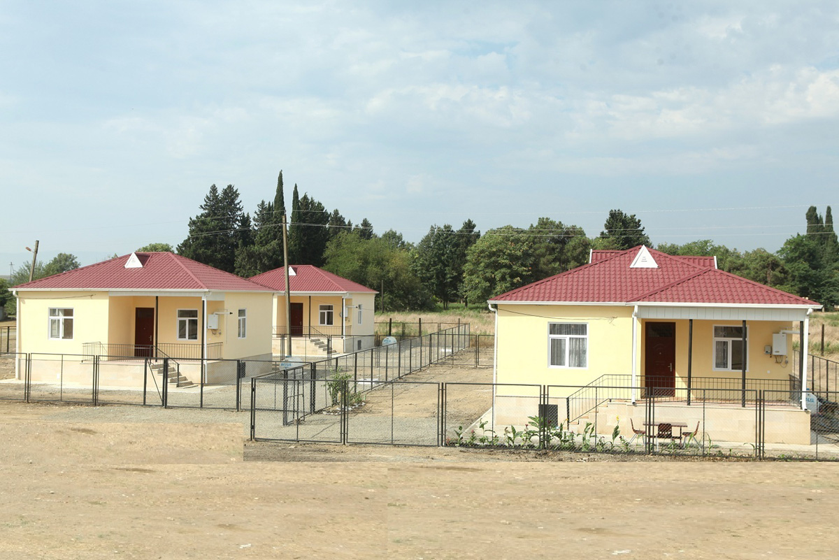 В Азербайджане в прошлом году новыми квартирами обеспечены более 12 тыс. вынужденных переселенцев