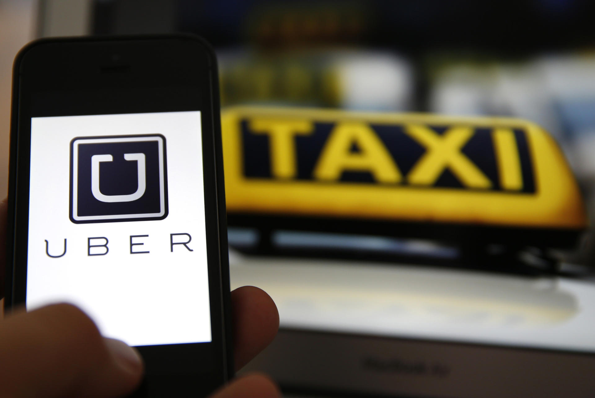 Суд Брюсселя запретил Uber использовать такси без лицензий