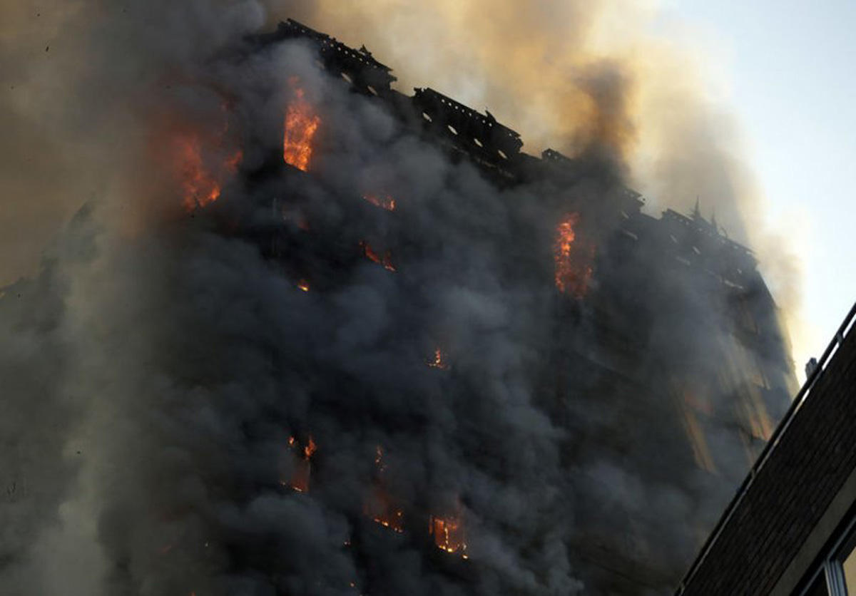 Пожар разрушил двадцать квартир в жилом доме в Лондоне