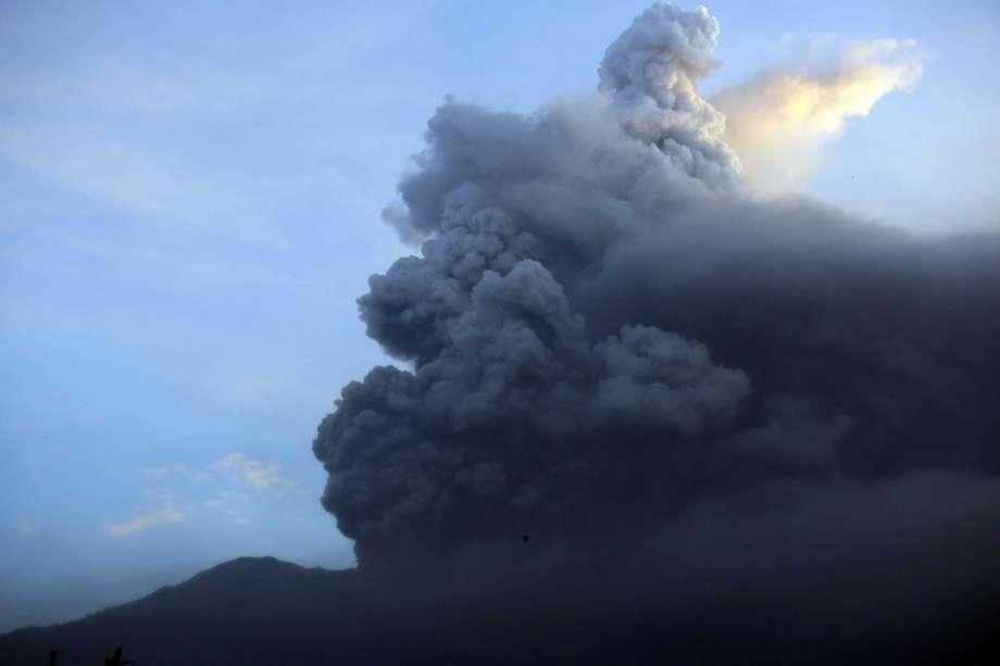 Ebeko vulkanı 5 kilometr hündürlüyə tüstü püskürüb